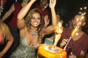 Viviane Araújo comemora seu aniversário em boate