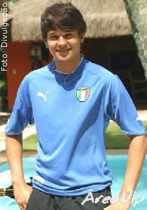 Leandro do KLB comemora aniversário com jantar para íntimos