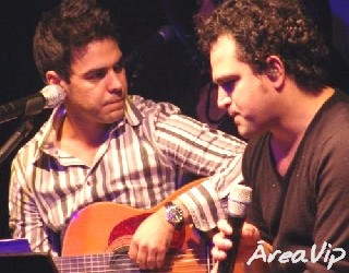Zezé di Camargo & Luciano emocionam público em acústico da Band FM
