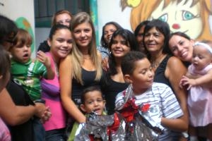 Íris Stefanelli distribui ovos de Páscoa para crianças de instituição