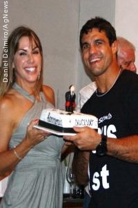 Joana Prado faz festa surpresa para Vitor Belfort