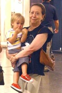 Fernanda Montenegro passea com o neto no shopping