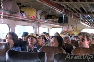 Uma Rosa com Amor: Claude pega ônibus lotado com a família de Serafina