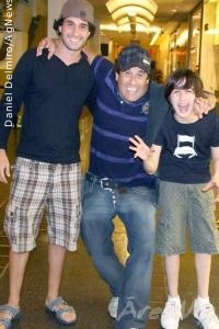 Sérgio Mallandro passeia com os filhos em shopping