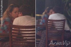 Danielle Winits e Jonatas Faro são flagrados aos beijos pela primeira vez