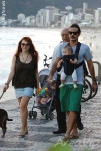 Mariah Rocha caminha com o filho na Orla do Arpoador, no Rio