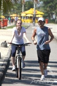 Guilherme Berenguer corre ao lado da mulher no Rio