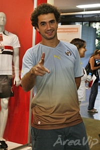 Felipe Andreoli, do CQC, confere evento sobre futebol