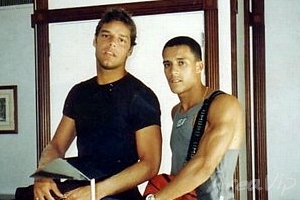 Ator de “Bela, a feia” já ficou com Ricky Martin, diz coluna