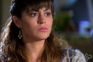 Escrito nas Estrelas: Mariana flagra Gilmar maltratando Viviane