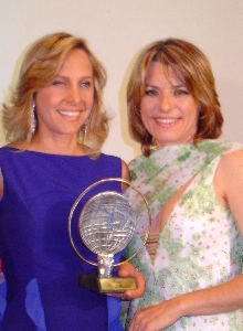 Mônica Pimentel, diretora artística da RedeTV!, recebe prêmio em São Paulo