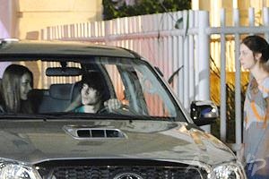 Malhação: Cris flagra Bernardo e Bia saindo do motel