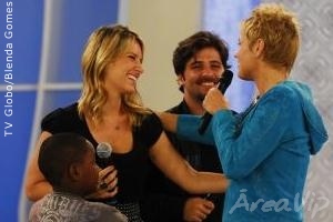 Xuxa recebe os recém-casados Giovanna Ewbank e Bruno Gagliasso, em seu programa