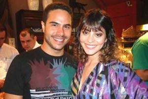 Carol Castro grava cena romântica de “Escrito nas Estrelas” com o marido, Marco Bravo