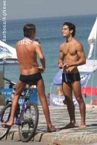 André Arteche é clicado em praia no Rio de Janeiro