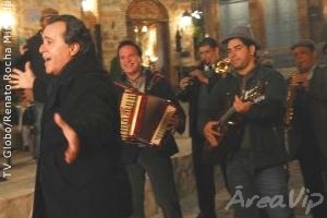 Elenco de Passione grava na Toscana cenográfica