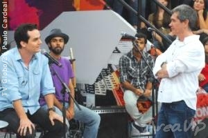 Banda do Wagner Moura se apresenta no “Altas Horas”