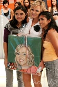 Eliana recebe presente de fã