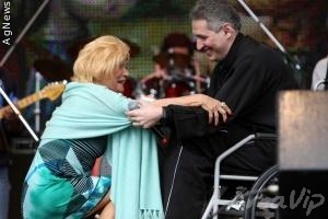 Hebe comparece a missa de Padre Marcelo Rossi