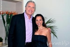 Roberto Justus recebe Carla Marins no camarim