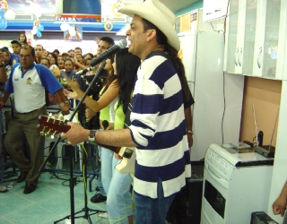 Frank Aguiar canta em loja de departamentos