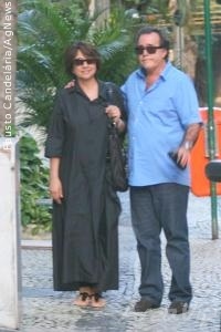 Tony Ramos passeia com a mulher pelo Leblon, no Rio