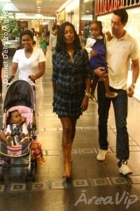 Glória Maria passeia com suas filhas em shopping