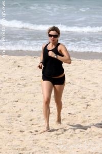 Rita Guedes é clicada correndo em praia carioca