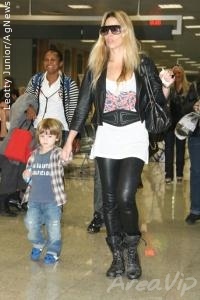 Danielle Winits circula com seu filho no aeroporto