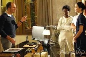 Escrito nas Estrelas: Viviane revela que ganhou a joia de Daniel, mas Ricardo desconfia da jovem