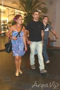 Marcelo Dourado vai ao shopping com a mãe