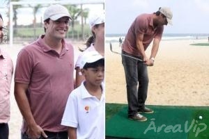 Rodrigo Lombardi é clicado jogando golfe em praia