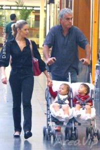Bianca Rinaldi e o marido passeiam com as gêmeas em shopping