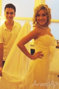 Monique Alfradique posta foto em seu blog vestida de noiva