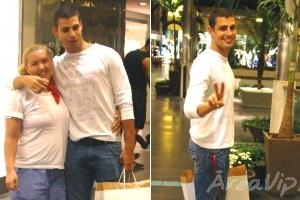 Cauã Reymond tira foto com fã durante passeio no shopping
