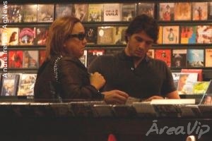 Claudia Jimenez e o namorado compram CDs em livraria no Rio