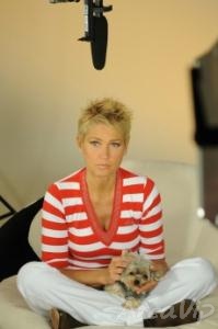 Xuxa mostra sua rotina em casa, onde tem estúdio de gravação e cinema