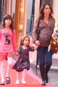 Grávida, Claudia Abreu passeia com as filhas em shopping