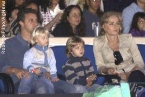 Angélica e Luciano Huck levam os filhos ao Disney On Ice