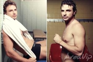 Cássio Reis mostra boa forma em ensaio para revista e declara que não casou para se separar