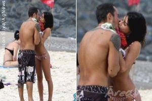 Paulinho Vilhena e Thaila Ayala namoram em praia carioca