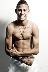 Neymar, jogador do Santos, posa para revista sem camisa