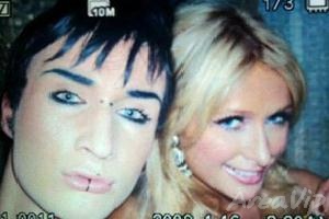 Serginho tira foto com Paris Hilton e posta no Twitter