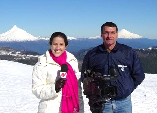 Apresentadora do canal Globonews comanda reportagem no Chile
