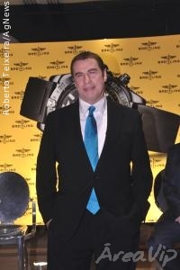 No Brasil, John Travolta participa de coletiva de imprensa