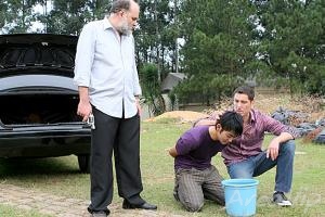 Uma Rosa com Amor: Egídio contrata criminoso