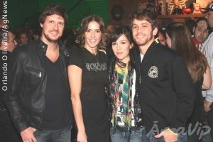 Famosos comparecem em festa de abertura de loja em Sampa