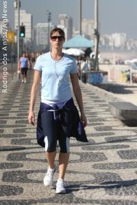 Luana Piovani é clicada caminhando na orla do Leblon