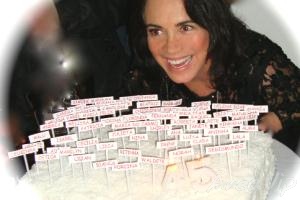 Regina Duarte ganha bolo em comemoração aos seus 45 anos de carreira