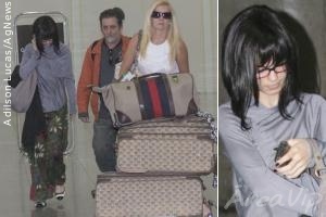 Depois da separação, Sthefany Brito chega de peruca ao aeroporto do Rio